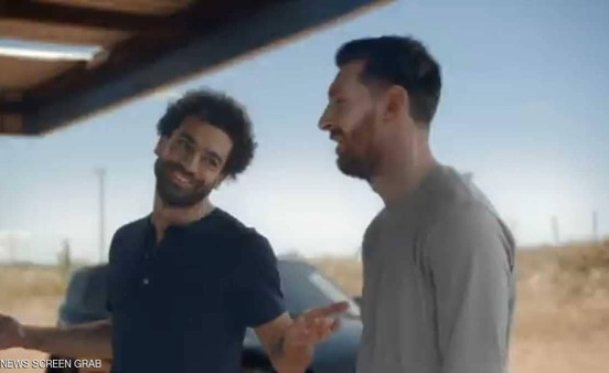بالفيديو.. صلاح يتحدى ميسي على "العبوة الأخيرة"