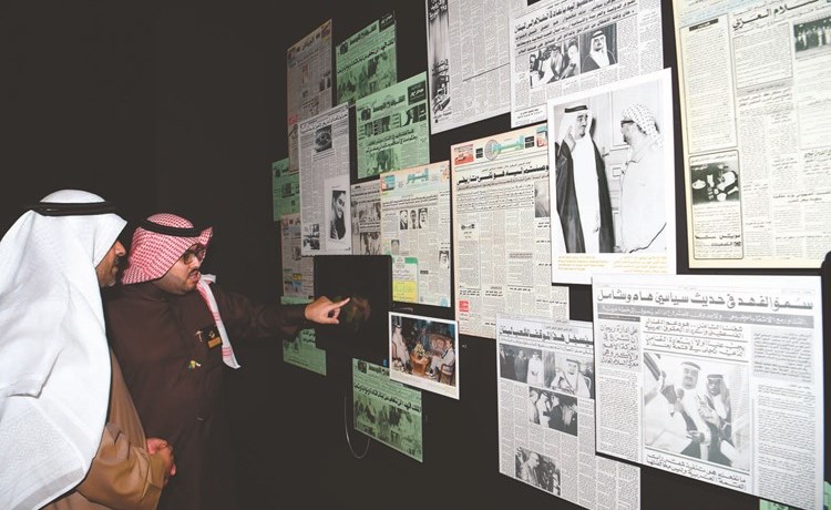 جولة للوزير الجبري على بعض الصحف التي تحمل إنجازات الملك فهد ﻿