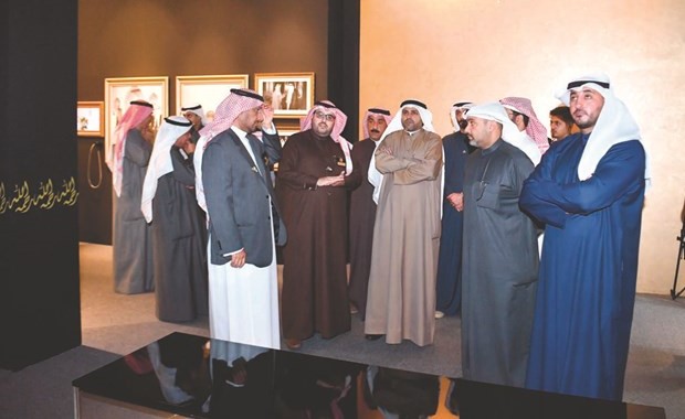 الوزير محمد الجبري خلال جولته في المعرض 	(قاسم باشا)﻿