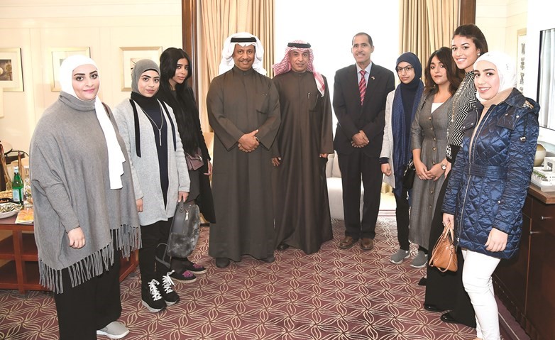 سمو الشيخ جابر المبارك متوسطا عددا من طالبات الكويت الدارسات في الأردن بحضور د.حامد العازمي ﻿
