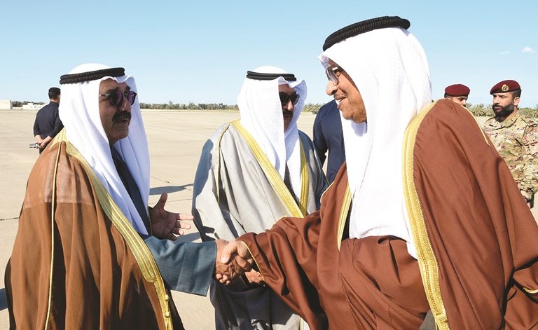 سمو رئيس الوزراء الشيخ جابرالمبارك لدى عودته وفي استقباله ﻿﻿الشيخ ناصر صباح الأحمد﻿