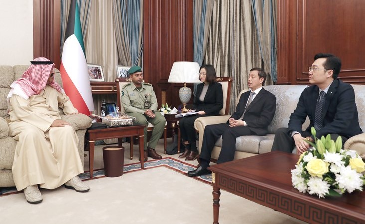 الشيخ مشعل الأحمد مستقبلا السفير لي مينغ غانغ ﻿