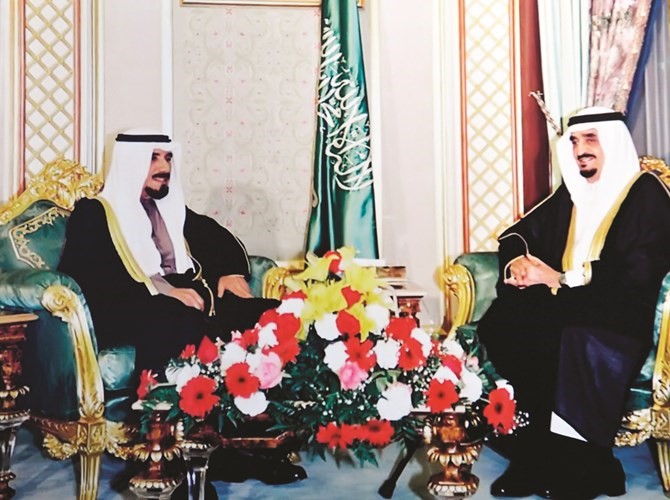 صورة تجمع الأمير الراحل الشيخ جابر الأحمد والملك الراحل فهد بن عبدالعزيز - رحمهما الله ﻿