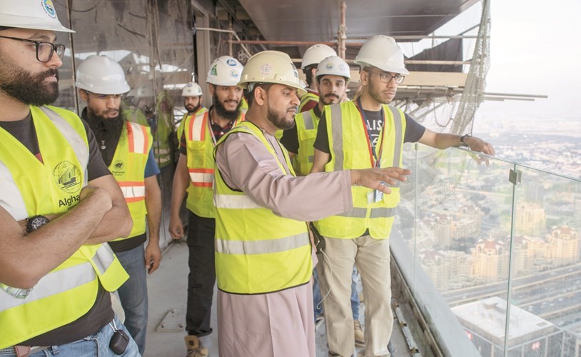 م.محمد الزدجالي يشرح لمهندسي أكاديمية هندس بعض تفاصيل مشروع برج فيستا﻿