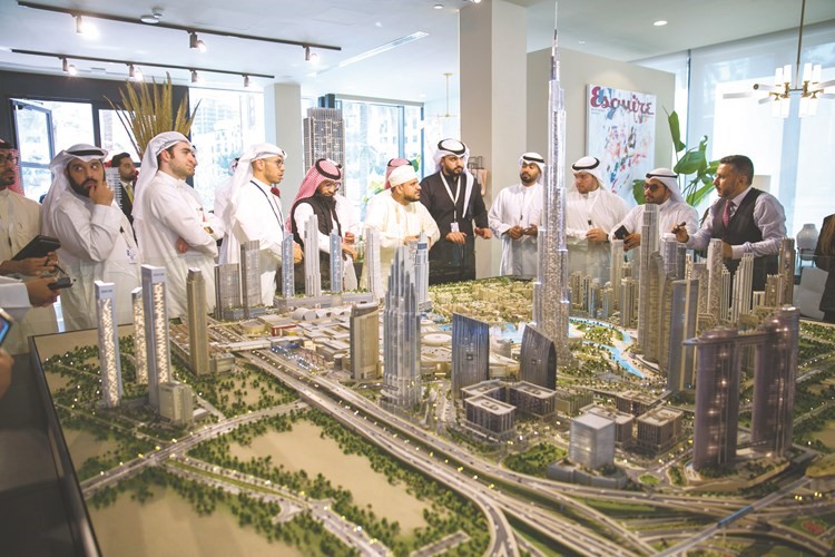 وفد أكاديمية هندس خلال زيارتهم إلى مركز مبيعات إعمار﻿
