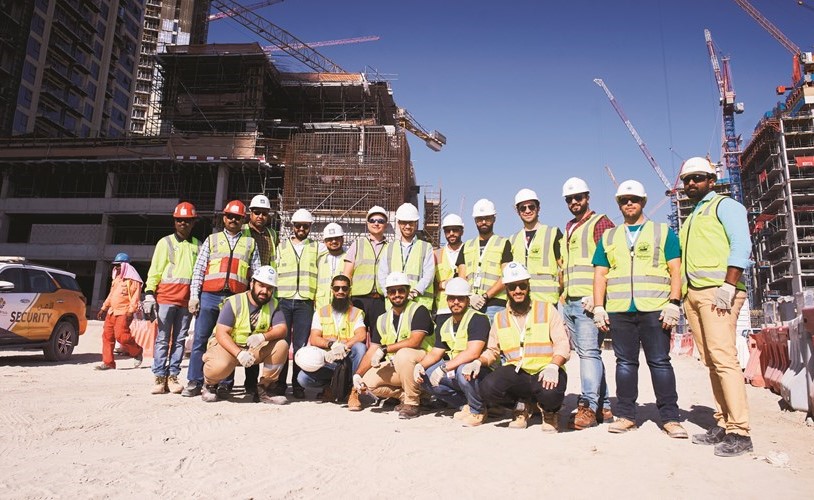 وفد أكاديمية هندس خلال الزيارة الميدانية إلى مشروع دبي كريك هاربر﻿