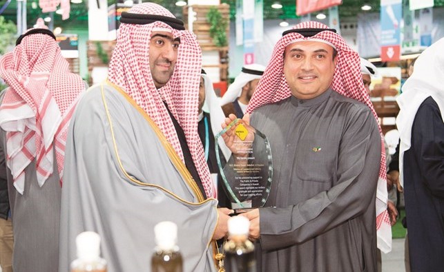 م.حسام معرفي مكرما خالد الروضان خلال زيارته لجناح GOFSCO  ﻿