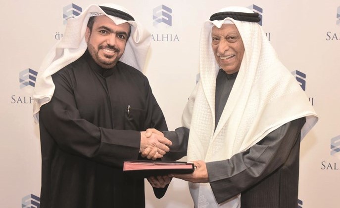 غازي النفيسي وشاهين الغانم خلال توقيع الاتفاقية﻿