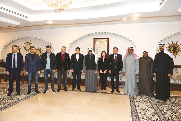 عمر الطبطبائي وبعض أبناء الدائرة مع وفد لجنة الصداقة الجورجية - الكويتية﻿