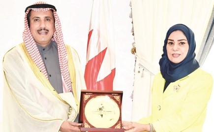 فوزية بنت عبدالله زينل مستقبلة السفير الشيخ عزام الصباح﻿