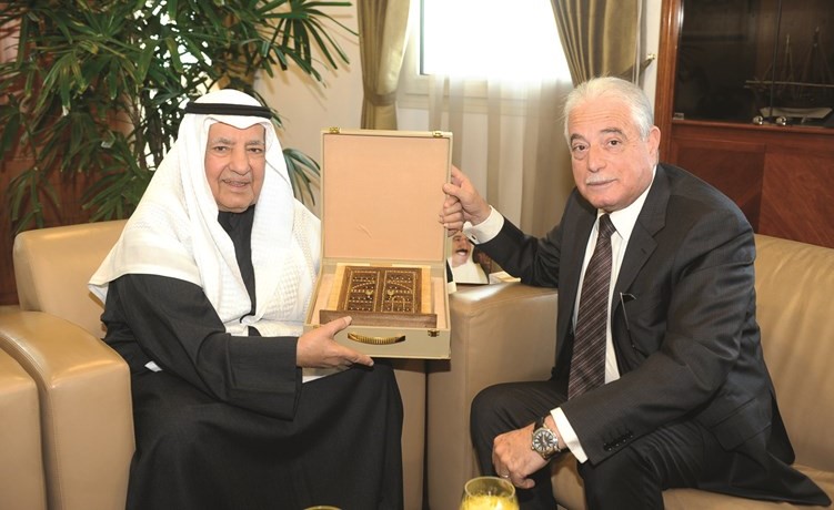 على الغانم يقدم هدية تذكارية للواء خالد فودة ﻿