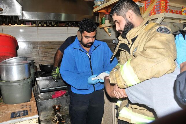 "انحشار" يد عامل في فرامة لحم ورجال الإطفاء ينقذون الموقف