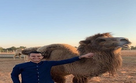 بالفيديو.. لاعب إيطالي يلتقط سيلفي مع البعارين في السعودية