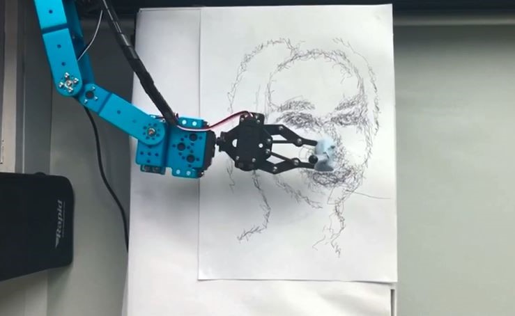 بالفيديو.. الروبوت "آي دا" تقيم معرضاً لرسومها في جامعة أكسفورد