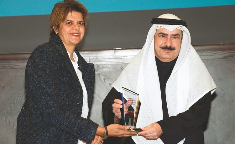 كامل العبدالجليل يتسلم درعا تكريمية من الزميلة حنان الزايد﻿