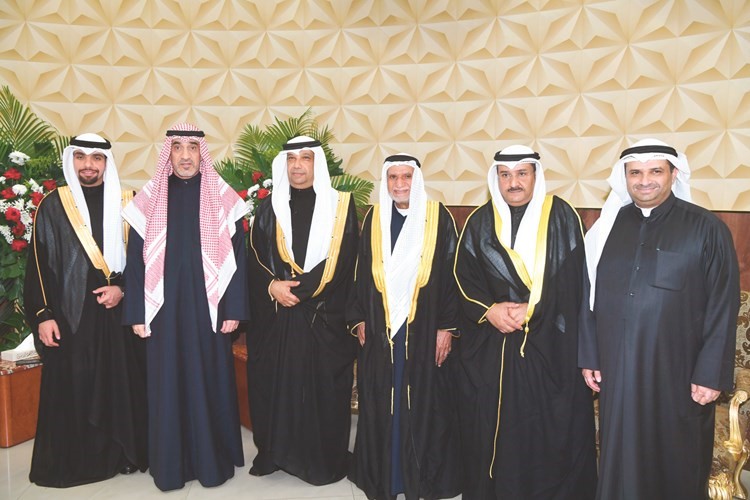 الشيخ فهد اليوسف يهنئ المعرس وولده صلاح اللهو وجده يوسف اللهو وعميه رياض اللهو وناصر اللهو ووالد العروس﻿