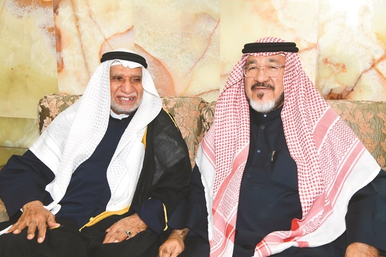الزميل يوسف عبدالرحمن مهنئا العم يوسف اللهو﻿