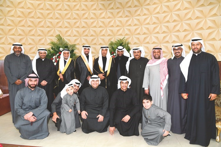 المعرس يوسف صلاح اللهو متوسطا الأهل في لقطة تذكارية﻿