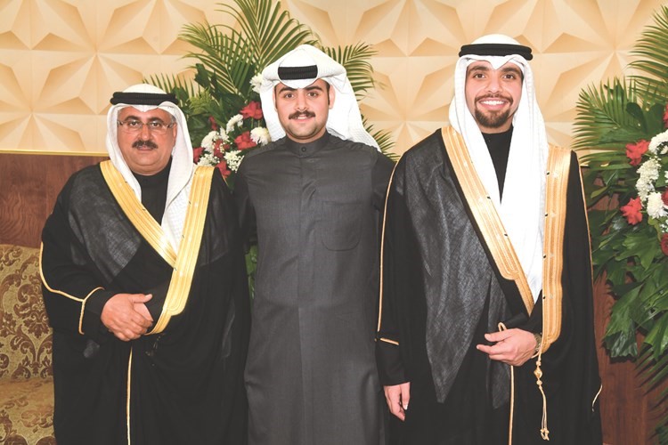 المعرس يوسف اللهو مع والد العروس فواز الياسين وشقيقها جاسم الياسين﻿