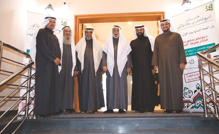 د. خالد المذكور وسالم العبدالجادر والحضور في اللقاء﻿