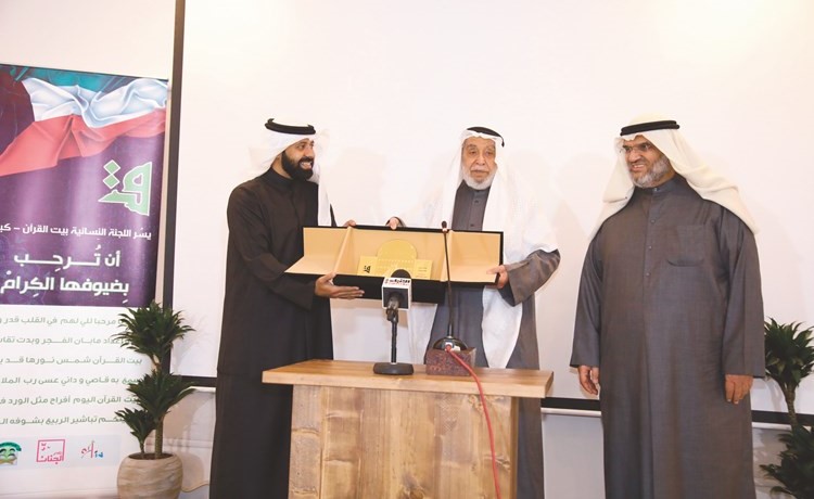 سالم العبدالجادر يكرم د.خالد المذكور	(زين علام)﻿