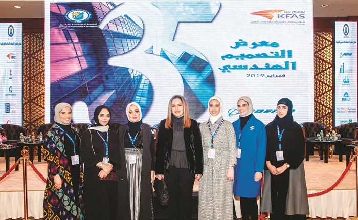 سحر الذربان من البنك الأهلي الكويتي مع عدد من طالبات كلية الهندسة في جامعة الكويت ﻿