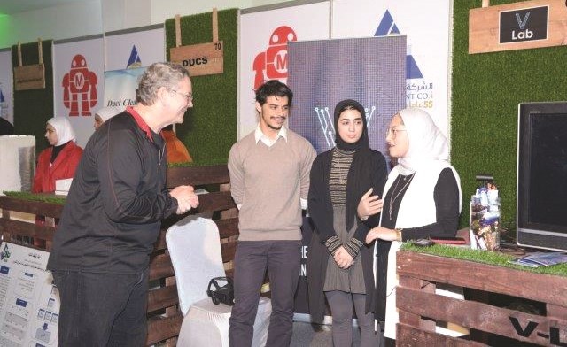 عدد من الطلبة خلال مشاركتهم في معرض ميكر فير ﻿
