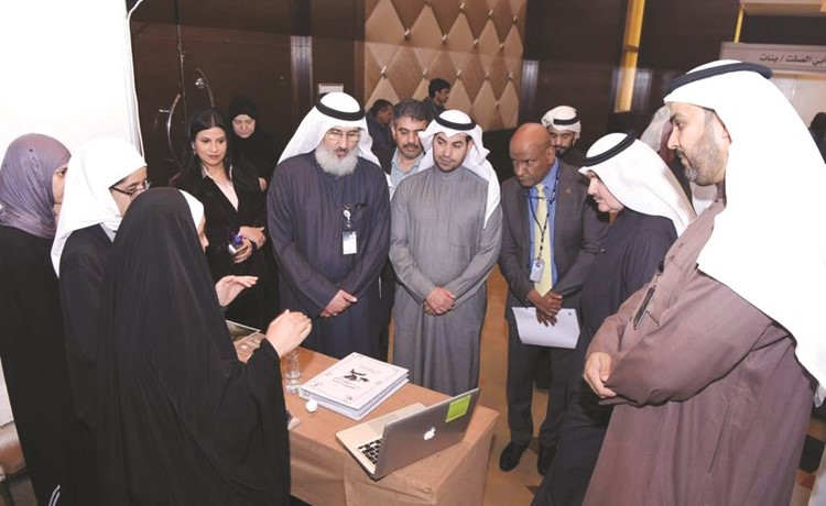 وليد البدر وغانم العتيبي وباسم العيسى في جولة على المشاركين ﻿