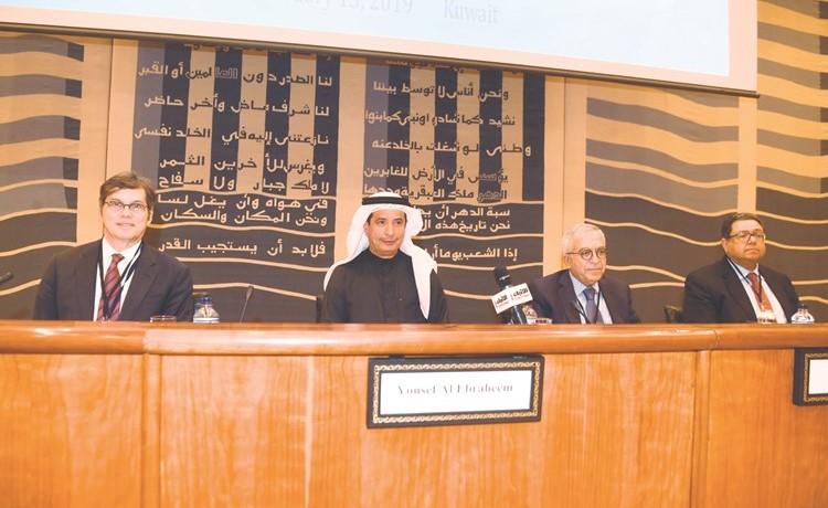 د.يوسف الإبراهيم متوسطا د.زياد بهاء الدين ود.سلام فياض ود.لوي مارك دوشارم	(محمد هاشم)﻿