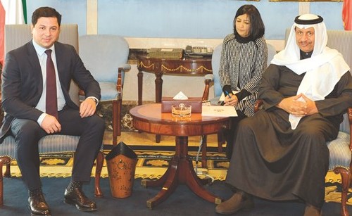 سمو رئيس الوزراء الشيخ جابر المبارك مستقبلا رئيس وفد لجنة الصداقة الكويتيةالجورجية ارتشيل تالاكفادزة﻿