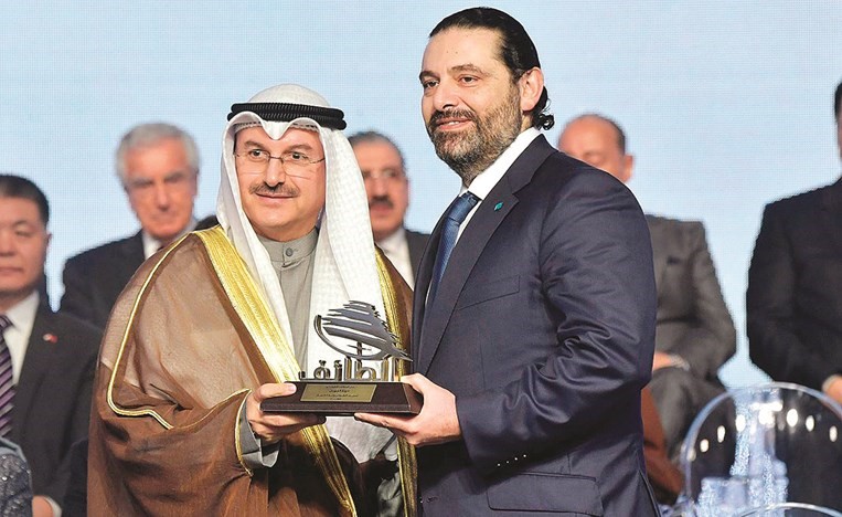 سفيرنا لدى لبنان عبدالعال القناعي يتسلم الدرع التكريمية من رئيس الحكومة سعد الحريري (محمود الطويل)﻿