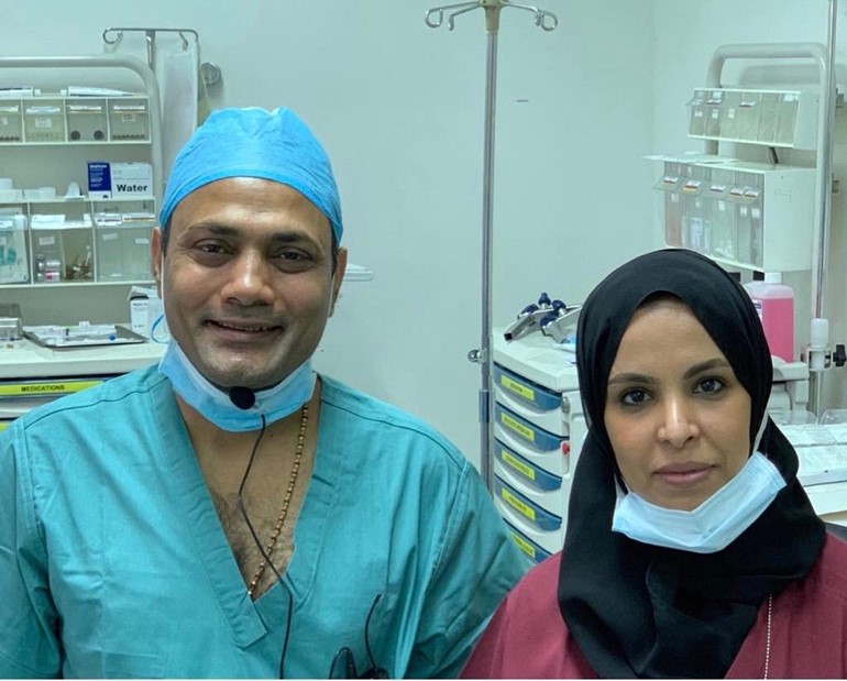  د.عبير الذايدي مع الطبيب الزائر من الهندي