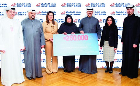 «الخليج» يستقبل الفائزة بأكبر جائزة لحساب الراتب في الكويت