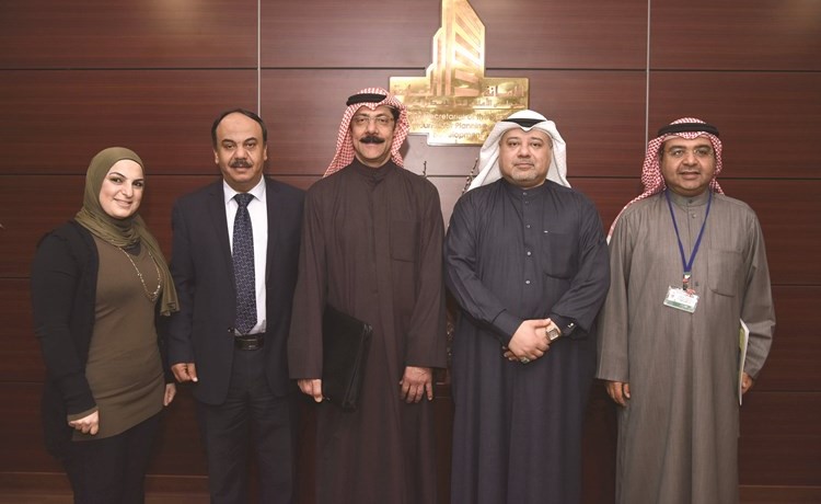  د.خالد مهدي وبدر الرفاعي وسالم الجيران وحامد السيد مع الزميلة دارين العلي 	(ريليش كومار)﻿