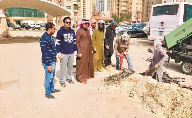 جانب من أعمال الحفر في محيط مبنى قسم التلفزيون بتواجد د.العنزي ووكيل المعهد د.حسين الحكم﻿