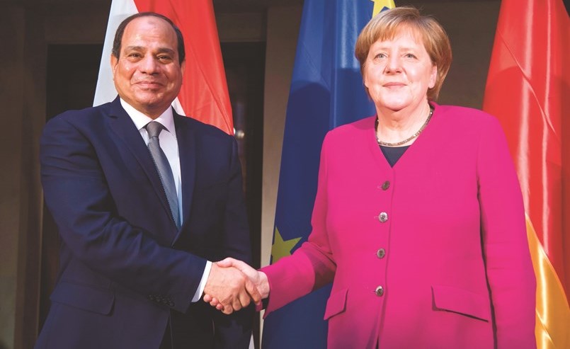 الرئيس عبد الفتاح السيسي يصافح المستشارة الالمانية انجيلا ميركل أمس	(أ.ف.پ)﻿