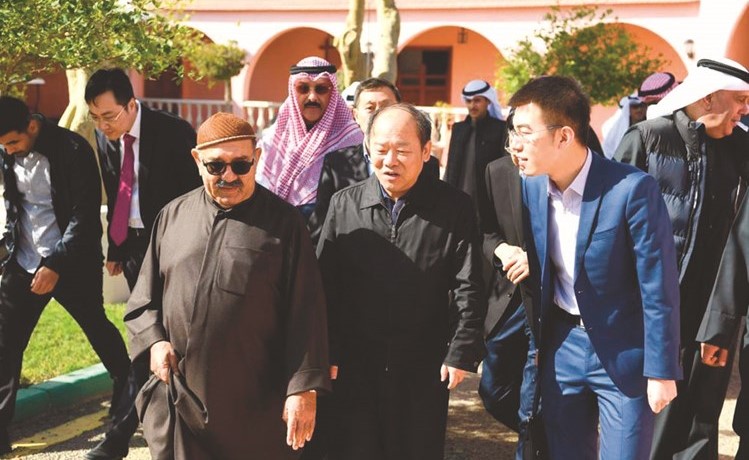 الشيخ ناصر صباح الأحمد مستقبلا نائب رئيس مجلس التنمية والإصلاح بجمهورية الصين نينغ جيزي والوفد المرافق له﻿