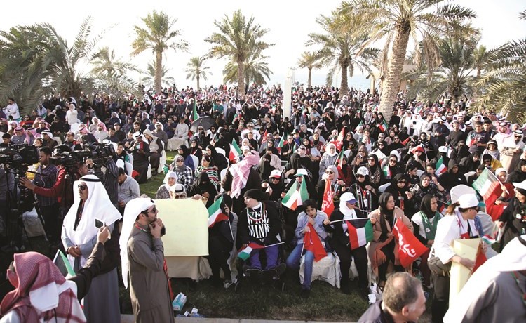 مئات المواطنين خلال احتشادهم في ساحة الإرادة للمطالبة بإسقاط القروض(زين علام)﻿