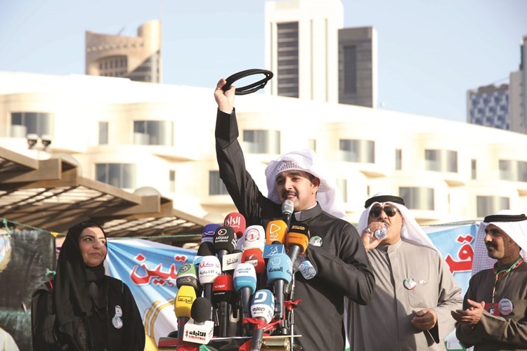 أحد منظمي الحملة خالد أبو الحسن يرفع عقاله للمشاركين﻿