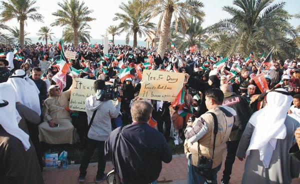 مئات المواطنين خلال احتشادهم في ساحة الإرادة استجابة لدعوة إسقاط القروض 			           (زين علام)