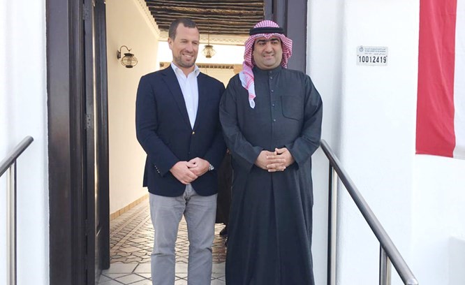 الوزير خالد الروضان مستقبلا الأمير بيتر فيليبس لدى زيارته ديوانية الروضان ﻿