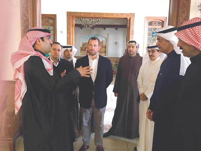 خالد الروضان يشرح للأمير بيتر فيليبس عن الديوانية بحضور عبد اللطيف الروضان﻿