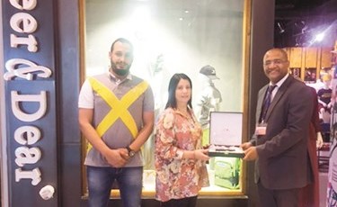 درع تقديرية من الكلية الأسترالية إلى Deer & Dear﻿