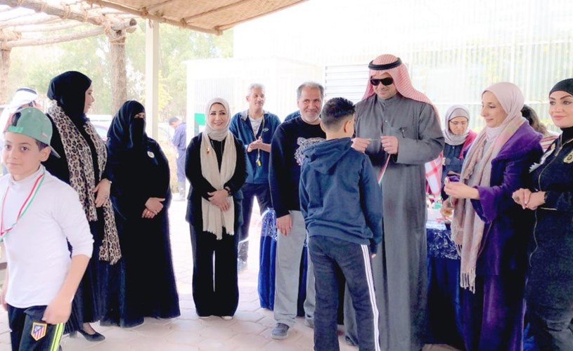 د.مساعد الكريباني مدير إدارة مراكز الشباب ود.أحلام الدرويش مدير إدارة رعاية الشباب مكرمين أحد الطلبة﻿