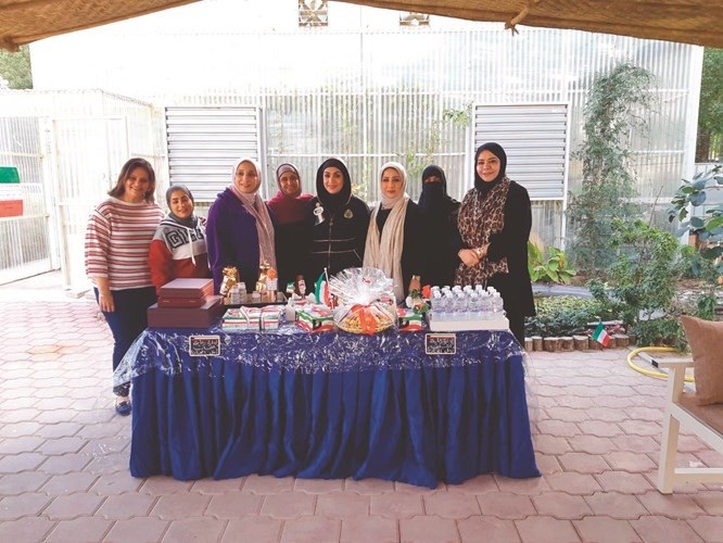 مديرة مدرسة السفر الابتدائية بنات رابعة الشيبة متوسطة مديرة مدرسة السفر المتوسطة بنات جميلـة العنزي ومديرة مدرســة أم هانئ الأهليــة فاطمـة العنزي خلال الأنشطة﻿