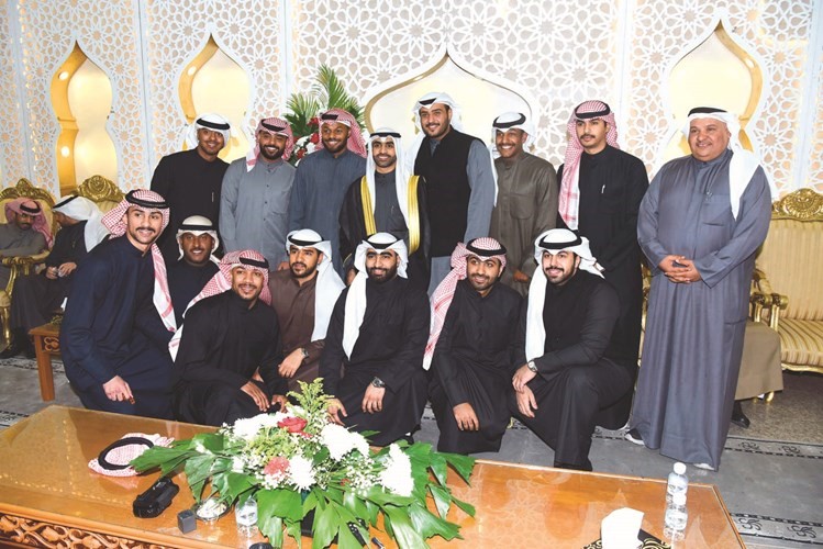 وتهنئة من الأصدقاء للمعرس بالمناسبة السعيدة﻿