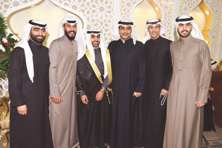 المعرس محمد القبندي مع عمه جمال القبندي وعدد من المهنئين﻿