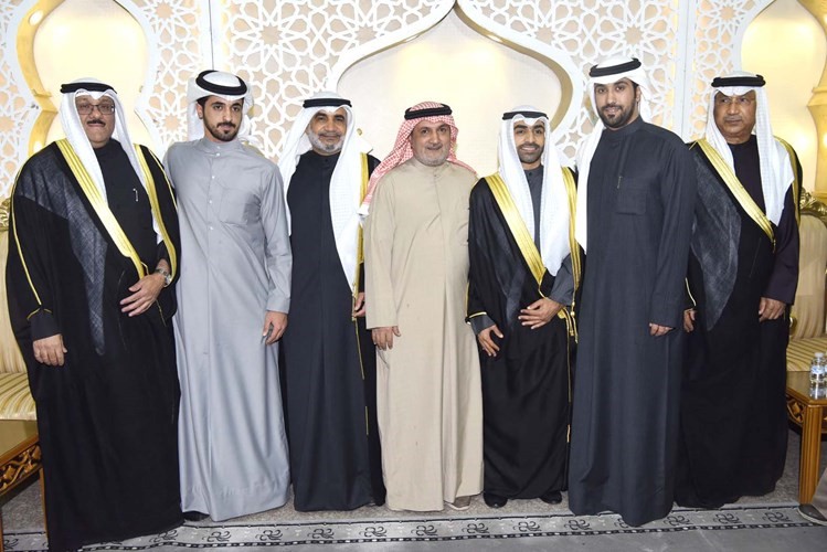 محمد الخالدي مهنئا المعرس ووالده خالد القبندي وعمه علي القبندي﻿