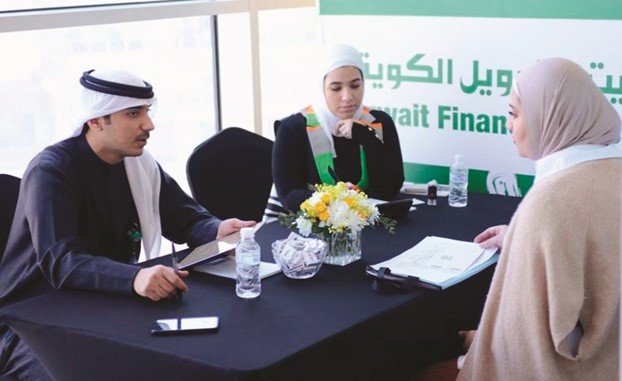 جانب من تسلم طلبات التوظيف من المتقدمين﻿