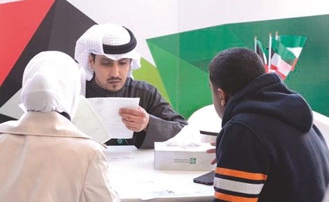 جانب من تسلم طلبات التوظيف من المتقدمين﻿